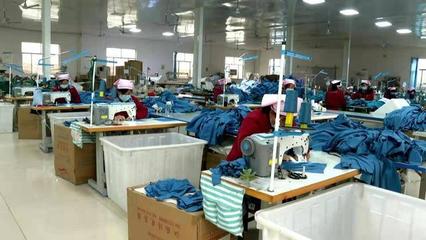 點贊菏澤|日產(chǎn)隔離衣800件!巨野縣醫(yī)用防護品生產(chǎn)企業(yè)開足馬力保供應